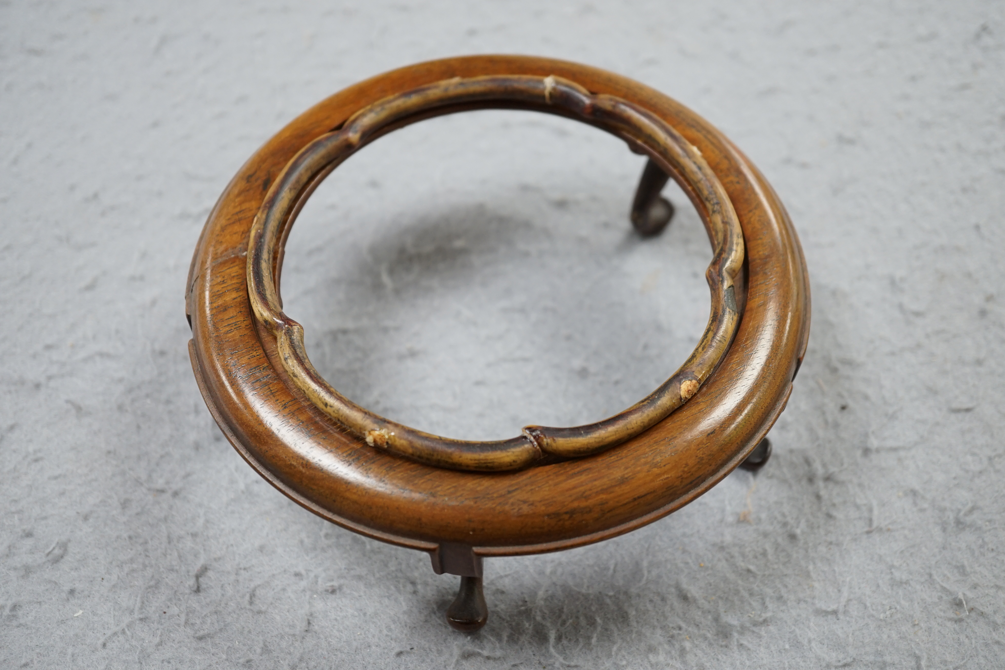 A Chinese Mughal style agate shallow circular dish, 18th/19th century